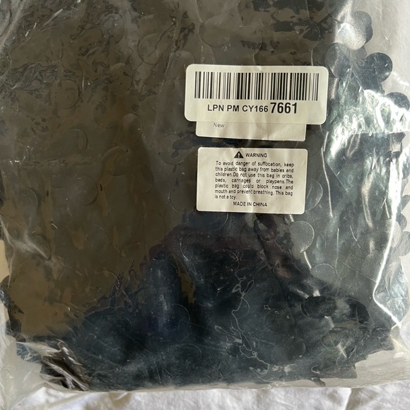 👌🏼🌺NWT jumpsuit…Synthetic material with a petal type appearance - Picture 8 of 8